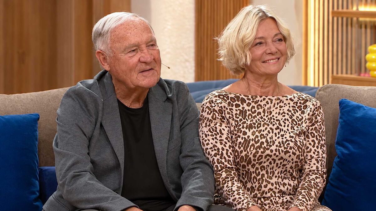 Iwona i Gerard z programu „Sanatorium miłości” siedzą na kanapie naprzeciwko dwojga prowadzących. Gerard ma na sobie szarą marynarkę, a Iwona bluzkę w panterkę. W tle znajduje się duży ekran z fotografią pary na tle kwitnących roślin oraz elementy wyposażenia studia.